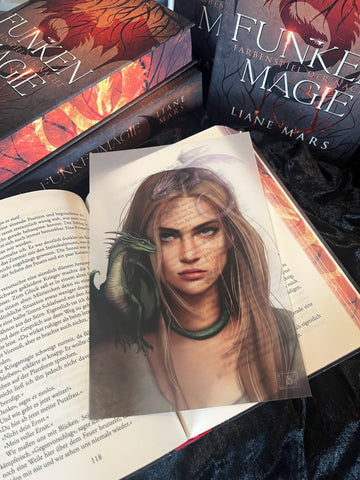 Das Page Overlay zeigt das Porträt der weiblichen Hauptfigur des Buches "Funkenmagie". Inea hat mittelblonde Haare und Schmutz im Gesicht. Auf ihrem Kopf und auf ihrer Schulter sitzt je ein kleiner Drache.